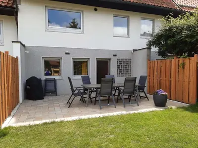 Ein Garten an der Unterkunft Ferienhaus Holzwurm