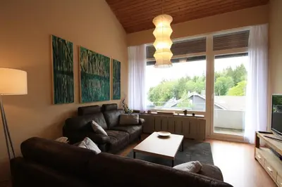 Ein Sitzbereich in der Unterkunft Ferienwohnung Bodefall mit Balkon