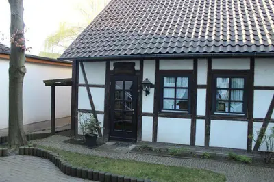Das Gebäude in dem sich das Ferienhaus befindet