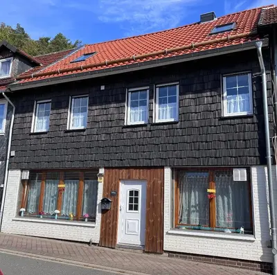 Das Gebäude in dem sich das Ferienhaus befindet