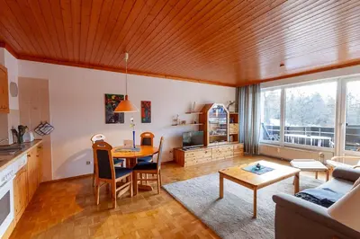 Ein Sitzbereich in der Unterkunft Ferienwohnung Sanne mit Balkon - direkt am Kurpark