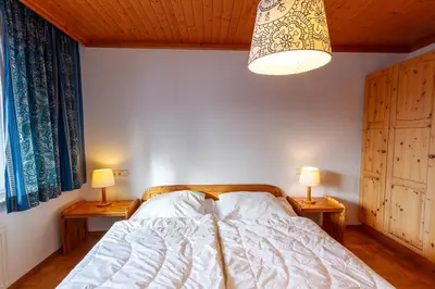 Ein Bett oder Betten in einem Zimmer der Unterkunft Ferienwohnung Sanne mit Balkon - direkt am Kurpark
