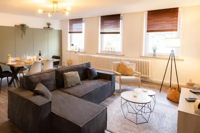 Ein Sitzbereich in der Unterkunft Ferienwohnung Tatort