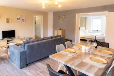 Ein Sitzbereich in der Unterkunft Ferienwohnung Tatort