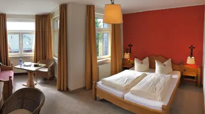 Ein Bett oder Betten in einem Zimmer der Unterkunft waldhotel AUSZEIT