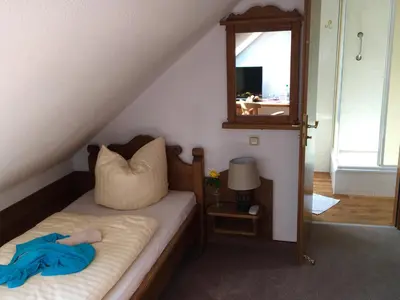 Ein Bett oder Betten in einem Zimmer der Unterkunft waldhotel AUSZEIT