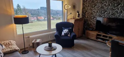 Ein Sitzbereich in der Unterkunft Ferienwohnung Auszeit-Wiesenblick