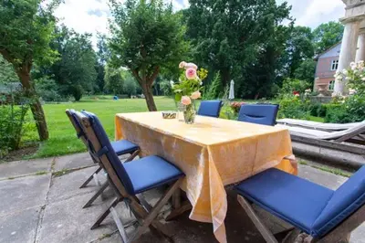 Ein Garten an der Unterkunft Gutshaus Mahndorf