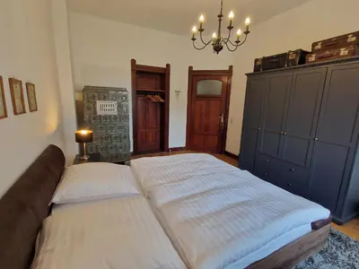 Ein Bett oder Betten in einem Zimmer der Unterkunft Harziano in der Kaiser-Otto-Straße - Stilvolle Gründerzeitwohnungen mit Kachelöfen, Wintergarten & viel Platz zum Entspannen
