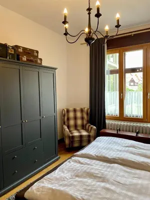 Ein Bett oder Betten in einem Zimmer der Unterkunft Harziano in der Kaiser-Otto-Straße - Stilvolle Gründerzeitwohnungen mit Kachelöfen, Wintergarten & viel Platz zum Entspannen