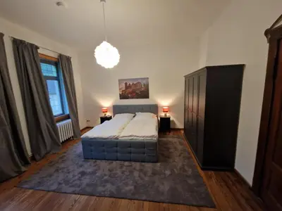Ein Bett oder Betten in einem Zimmer der Unterkunft Harziano in der Kaiser-Otto-Straße - Stilvolle Gründerzeitwohnungen mit Kachelöfen, Wintergarten & viel Platz zum Entspannen