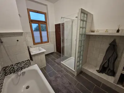 Ein Badezimmer in der Unterkunft Harziano in der Kaiser-Otto-Straße - Stilvolle Gründerzeitwohnungen mit Kachelöfen, Wintergarten & viel Platz zum Entspannen