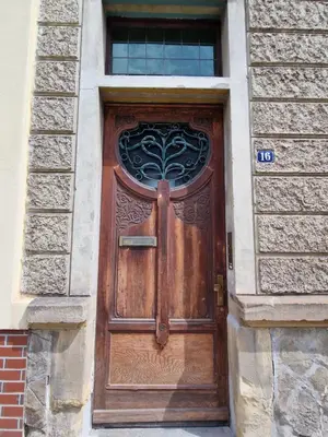 Eine Fassade oder ein Eingang zu Harziano in der Kaiser-Otto-Straße - Stilvolle Gründerzeitwohnungen mit Kachelöfen, Wintergarten & viel Platz zum Entspannen