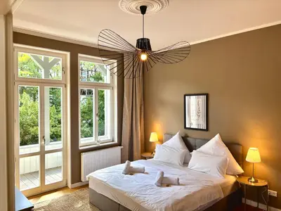 Ein Bett oder Betten in einem Zimmer der Unterkunft HyggeLiving - NEU - LUXUS - Villa - Bergblick - 3 Balkone - Parken - 100qm