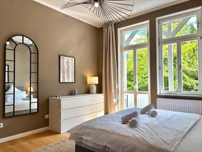 Ein Bett oder Betten in einem Zimmer der Unterkunft HyggeLiving - NEU - LUXUS - Villa - Bergblick - 3 Balkone - Parken - 100qm