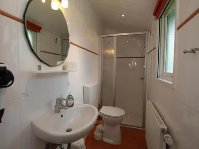 Ein Badezimmer in der Unterkunft Ferienhaus in der Nähe des Sees, Haustierfrei