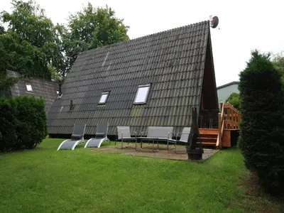 Ein Garten an der Unterkunft Ferienhaus für 5 Personen mit Garten
