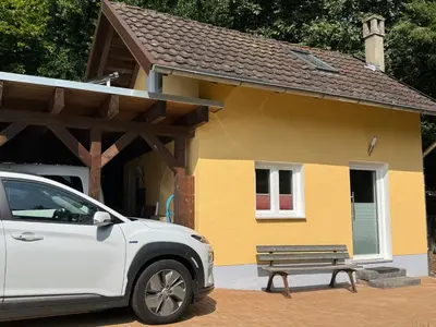 Das Gebäude in dem sich das Ferienhaus befindet