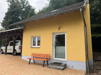Das Gebäude in dem sich das Ferienhaus befindet