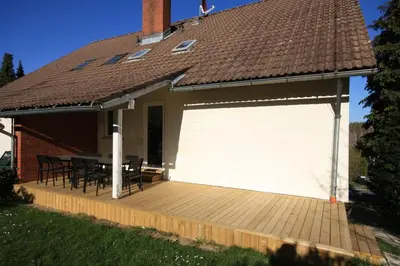 Das Gebäude in dem sich das Ferienhaus befindet