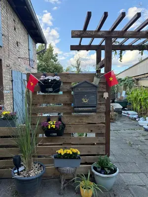 Ein Garten an der Unterkunft myna