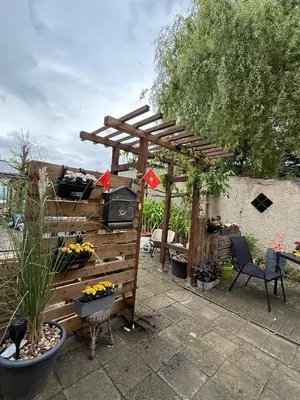 Ein Garten an der Unterkunft myna