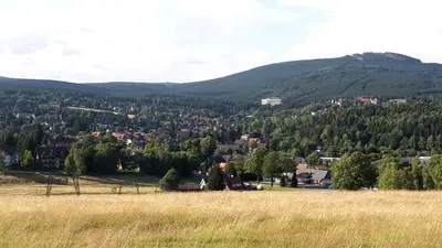 Ein allgemeiner Bergblick oder ein Berglick von der Ferienwohnung aus