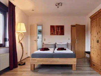 Ein Bett oder Betten in einem Zimmer der Unterkunft Haus Freigeist - zum Gartenblick