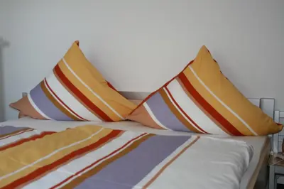 Ein Bett oder Betten in einem Zimmer der Unterkunft family & friends