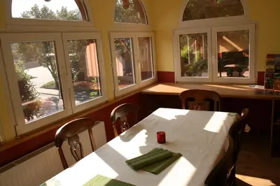 Ein Restaurant oder anderes Speiselokal in der Unterkunft family & friends