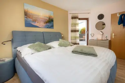 Ein Bett oder Betten in einem Zimmer der Unterkunft FeWo Fuchsbau in zentraler Lage und Kurparknähe