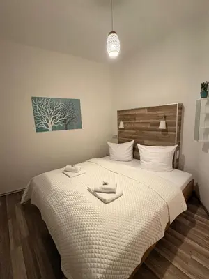 Ein Bett oder Betten in einem Zimmer der Unterkunft BeyerAppartements- Suite für 4 - Innenstadt- SmartTV- Küchenzeile- Espresso Maschine- Waschmaschine- Schlafcouch