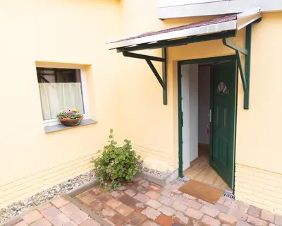 Das Gebäude in dem sich das Ferienhaus befindet