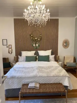 Ein Bett oder Betten in einem Zimmer der Unterkunft ApartRoß in Villa Eichbaum, zentrale Lage Bummelallee
