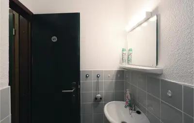 Ein Badezimmer in der Unterkunft 2 Bedroom Cozy Apartment In Goslar