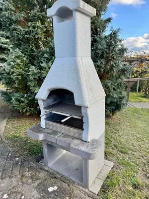 Ein für Gäste verfügbarer Grill im Ferienhaus