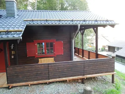 Das Gebäude in dem sich das Ferienhaus befindet