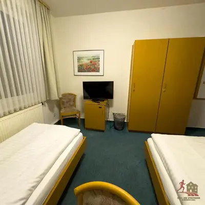 Ein Bett oder Betten in einem Zimmer der Unterkunft Hotel zum Sportforum