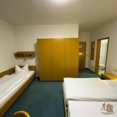 Ein Bett oder Betten in einem Zimmer der Unterkunft Hotel zum Sportforum
