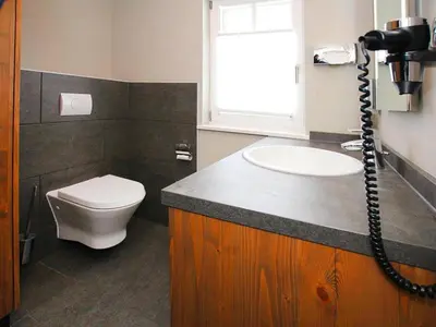 Ein Badezimmer in der Unterkunft Doppelhaushälften, Torfhaus