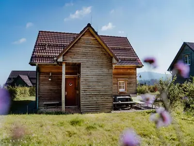 Das Gebäude in dem sich das Ferienhaus befindet