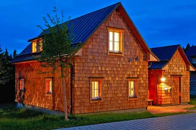 Das Gebäude in dem sich das Ferienhaus befindet