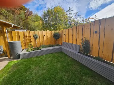 Ein Garten an der Unterkunft Ferienwohnung am Wald mit Garten