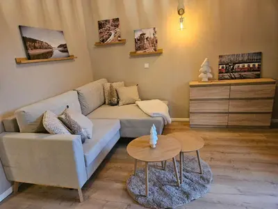 Ein Sitzbereich in der Unterkunft Ferienwohnung am Wald mit Garten