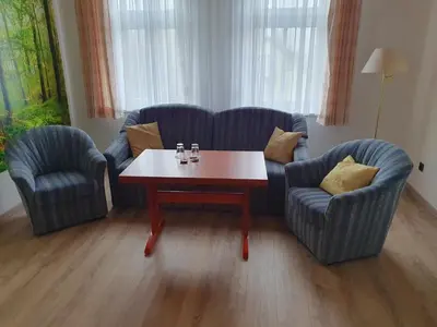 Ein Sitzbereich in der Unterkunft Hotel Flora