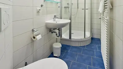 Ein Badezimmer in der Unterkunft Hotel Flora
