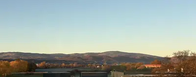 Ein allgemeiner Bergblick oder ein Berglick von der Ferienwohnung aus