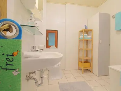 Ein Badezimmer in der Unterkunft Chaffinch in the Tanneneck house