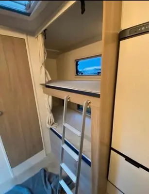 Ein Etagenbett oder Etagenbetten in einem Zimmer der Unterkunft HBS-camper