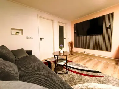 TV/Unterhaltungsangebot in der Unterkunft Komfortabler Bungalow Am Schlosswald mit privater Sauna&Terrasse - Wernigerode Harz